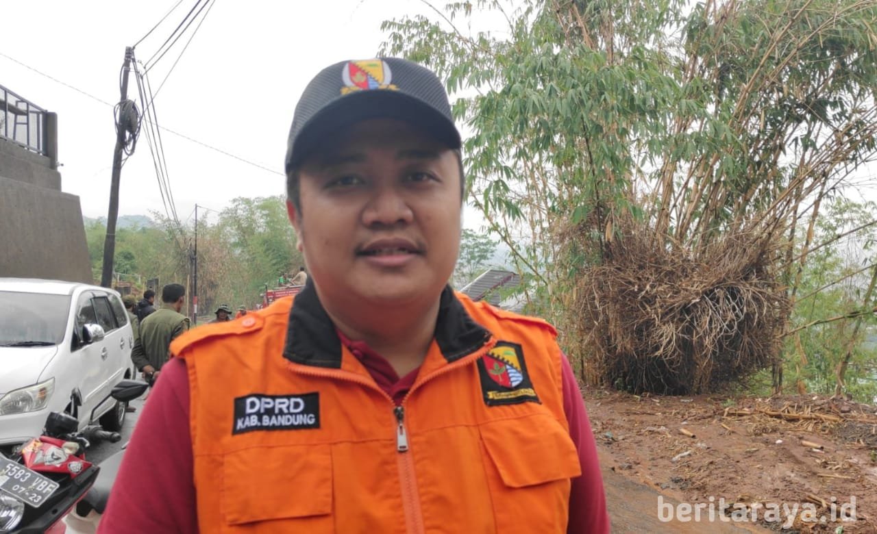 Tinjau Langsung Lokasi Jalan Licin di Kp. Candi Cicalengka, Mochammad Luthfi Hafiyyan Sampaikan Beberapa Hal
